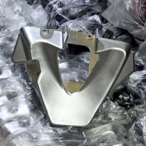 طيارة تحت المحرك فضي